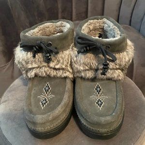 Manitobah Muklucks womens size 7